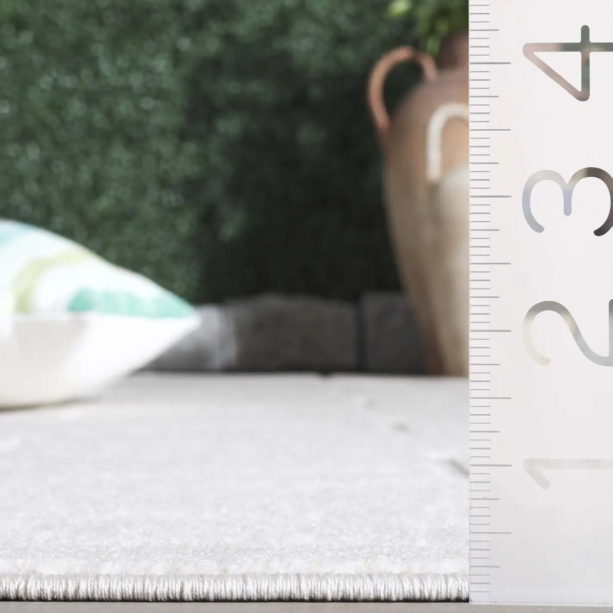 Safavieh Stella 4'-0" x 6'-0" Rug in Ivory