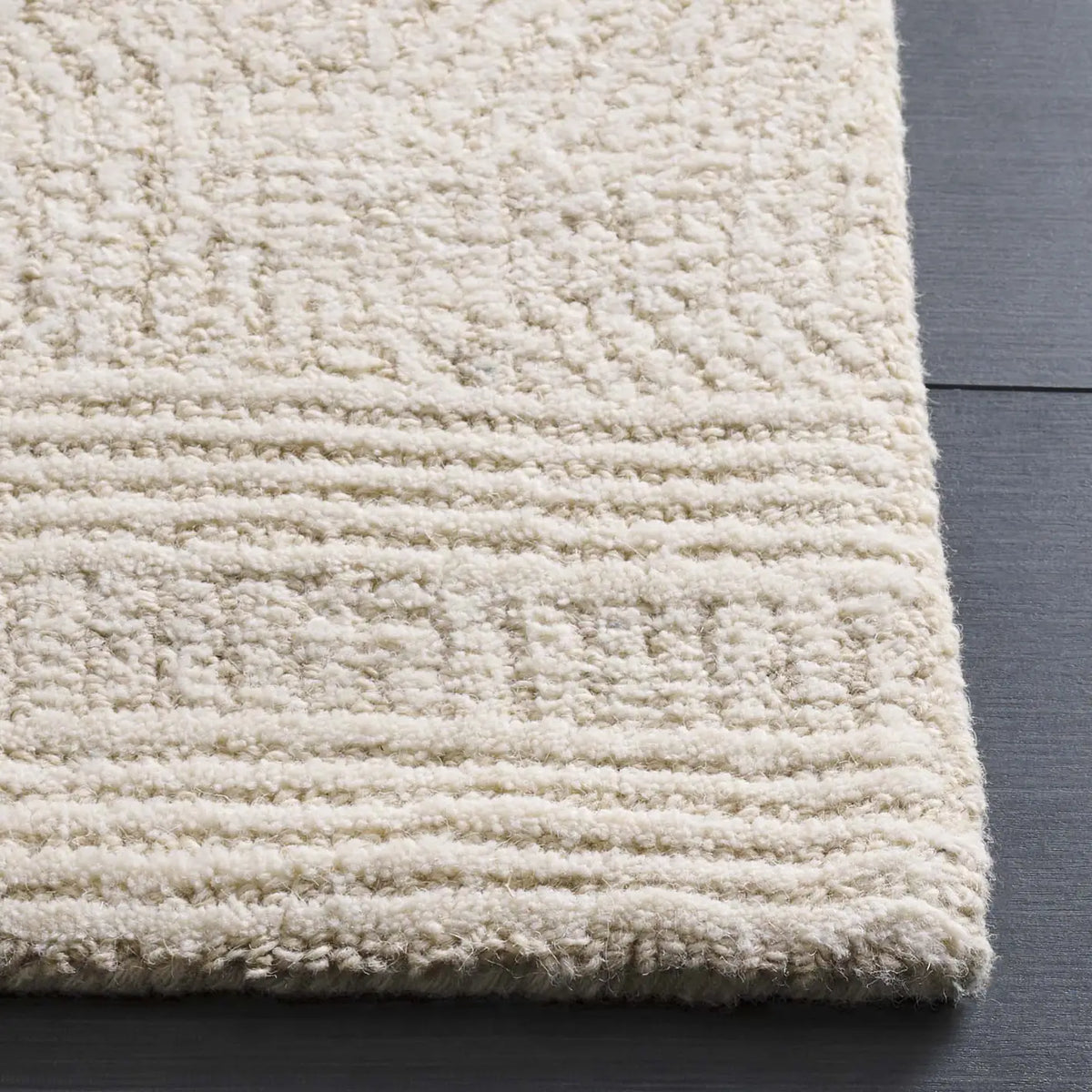 Safavieh Abstract 4'-0" x 6'-0" Rug in Ivory / Beige