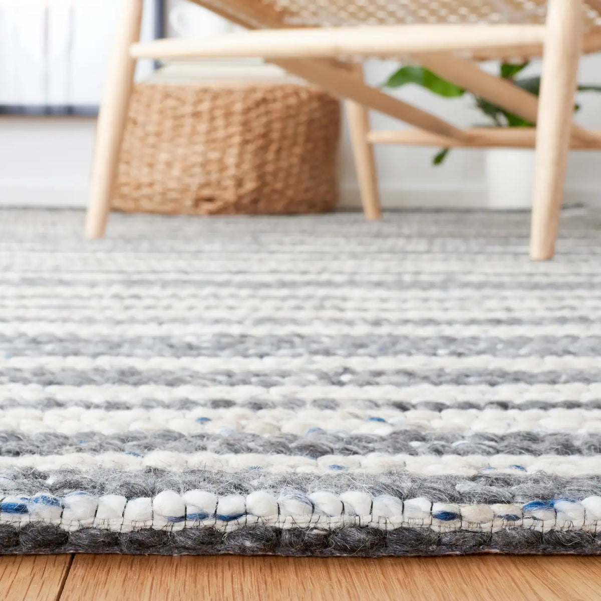 Safavieh Marbella 4'-0" x 6'-0" Rug in Ivory / Grey