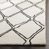 Safavieh Casablanca 5'-0" x 8'-0" Rug in Ivory / Black