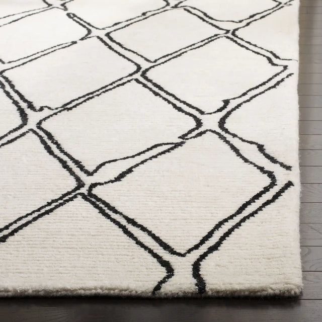 Safavieh Casablanca 5'-0" x 8'-0" Rug in Ivory / Black