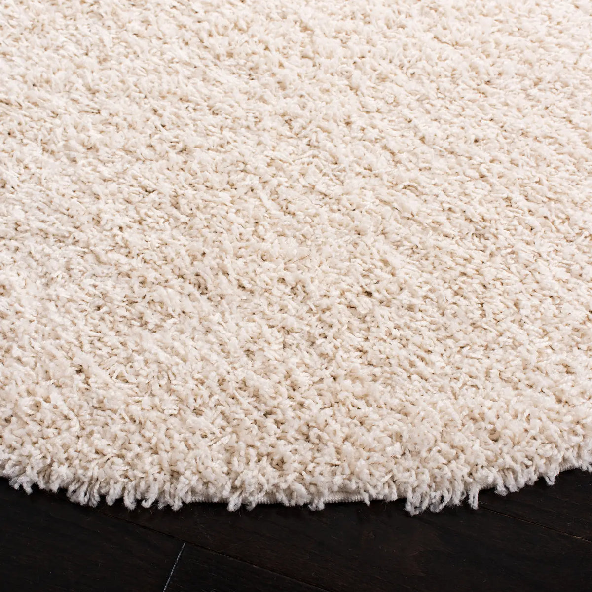 Safavieh Sga-Athens Shag 6'-7" x 6'-7" Rug in White