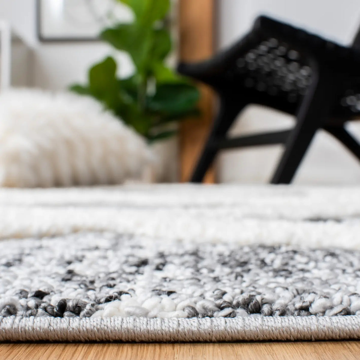 Safavieh Moroccan Tassel Shag 4'-0" x 6'-0" Rug in Grey / Ivory