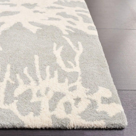 Safavieh Bella 4'-0" x 6'-0" Rug in Grey / Ivory