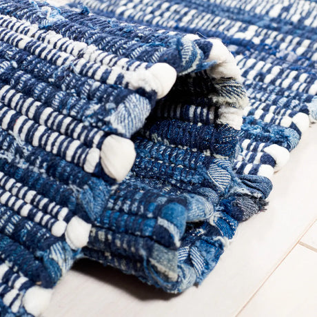 Safavieh Montauk 4'-0" x 6'-0" Rug in Blue / Beige