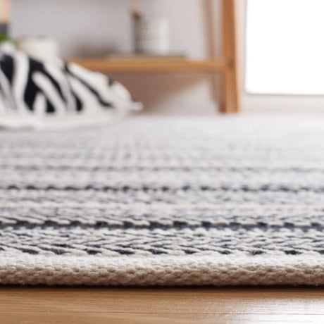 Safavieh Montauk 4'-0" x 6'-0" Rug in Black / Ivory