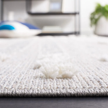 Safavieh Trends 4'-0" x 6'-0" Rug in Grey / Ivory