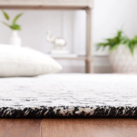 Safavieh Precious 4'-0" x 6'-0" Rug in Black / Ivory