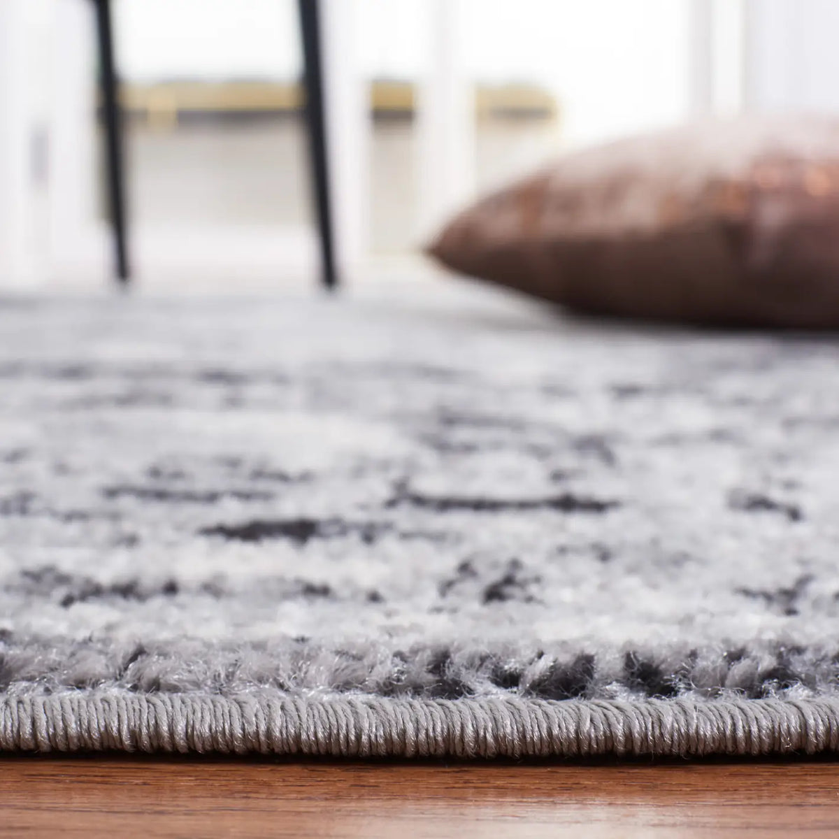 Safavieh Madison 4'-0" x 6'-0" Rug in Black / Grey