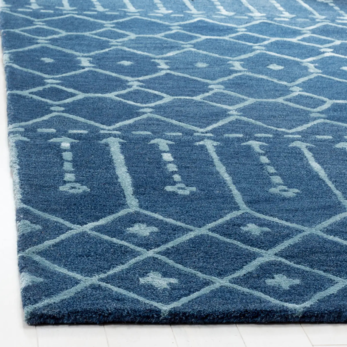 Safavieh Himalaya 4'-0" x 6'-0" Rug in Navy / Silver