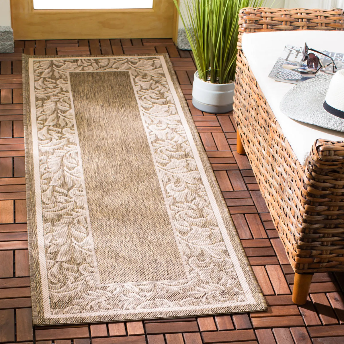 Safavieh Courtyard 2'-3" x 6'-7" Rug in Brown / Natural