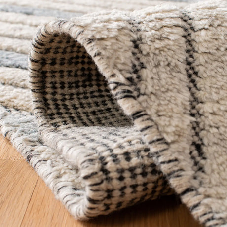 Safavieh Casablanca 5'-0" x 8'-0" Rug in Grey / Ivory