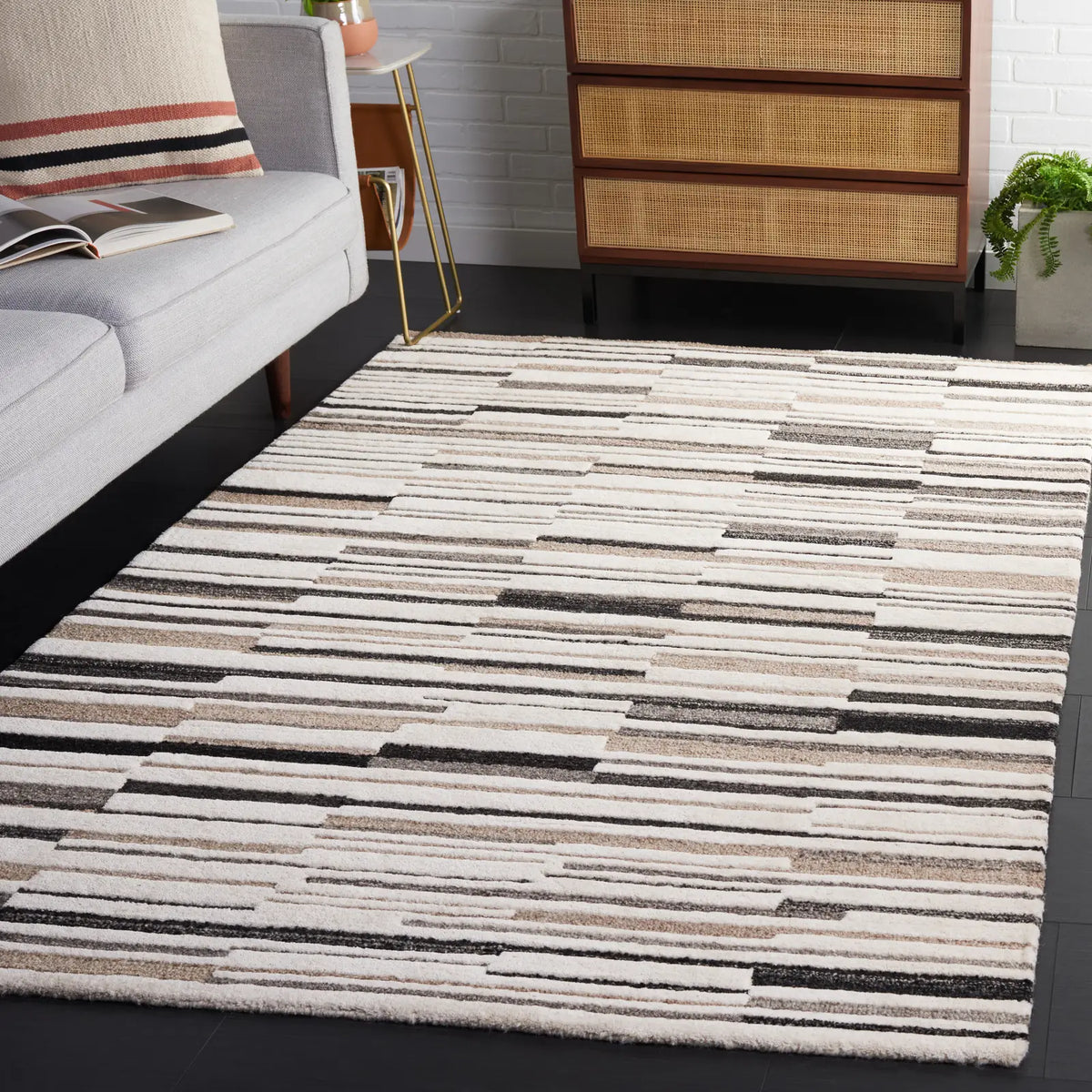 Safavieh Fifth Avenue 4'-0" x 6'-0" Rug in Ivory / Grey