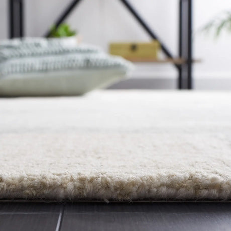 Safavieh Micro-Loop 4'-0" x 6'-0" Rug in Ivory / Grey