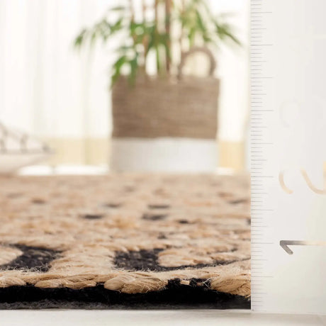 Safavieh Natural Fiber 4'-0" x 6'-0" Rug in Natural / Black