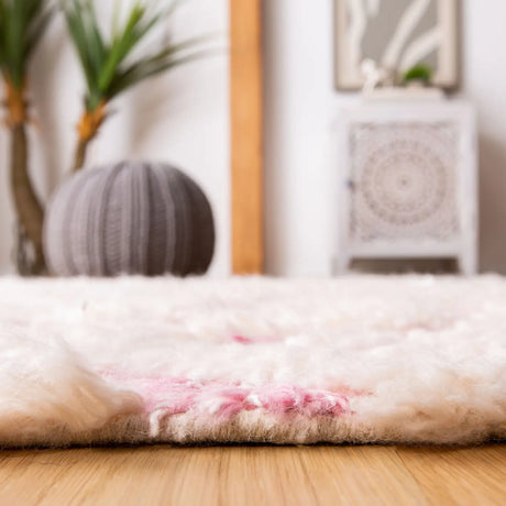 Safavieh Manhattan 4'-0" x 6'-0" Rug in Ivory / Pink