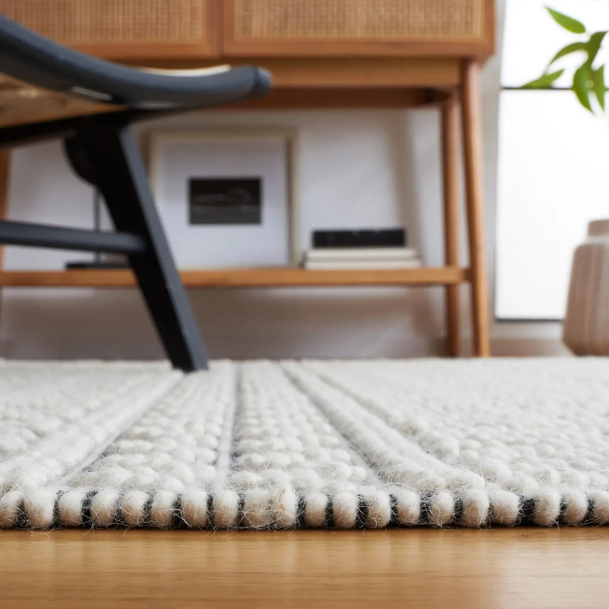 Safavieh Marbella 4'-0" x 6'-0" Rug in Ivory / Black