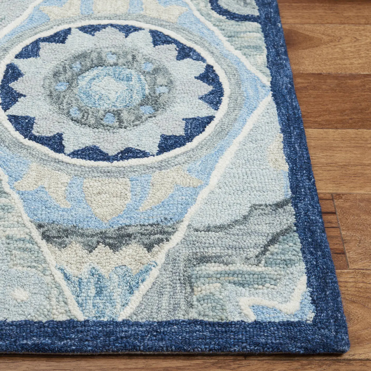 Safavieh Suzani 4'-0" x 6'-0" Rug in Blue / Ivory