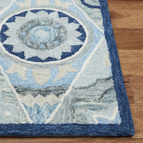 Safavieh Suzani 4'-0" x 6'-0" Rug in Blue / Ivory