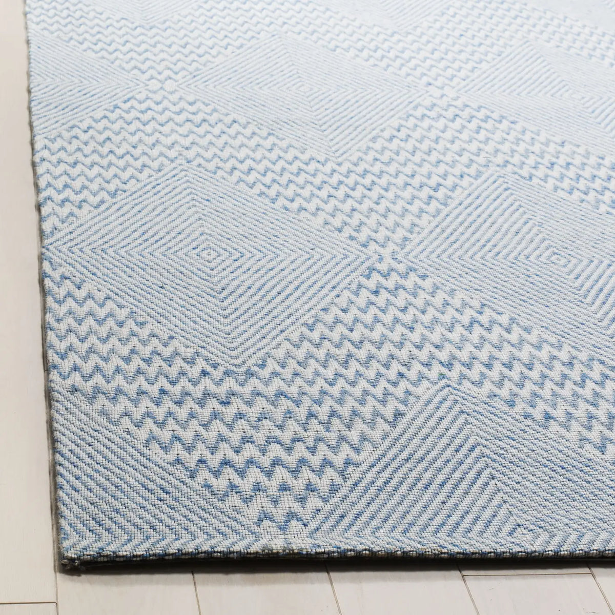 Safavieh Marbella 4'-0" x 6'-0" Rug in Light Blue / Ivory