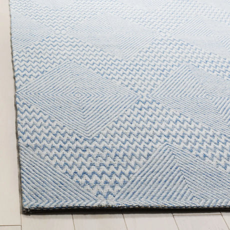 Safavieh Marbella 4'-0" x 6'-0" Rug in Light Blue / Ivory