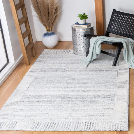 Safavieh Roslyn 4'-0" x 6'-0" Rug in Grey / Ivory