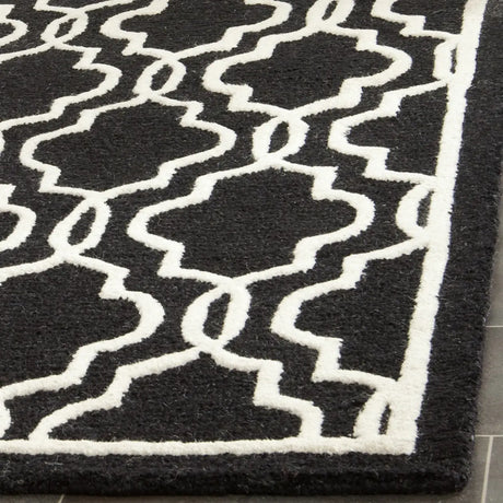 Safavieh Cambridge 4'-0" x 6'-0" Rug in Black / Ivory