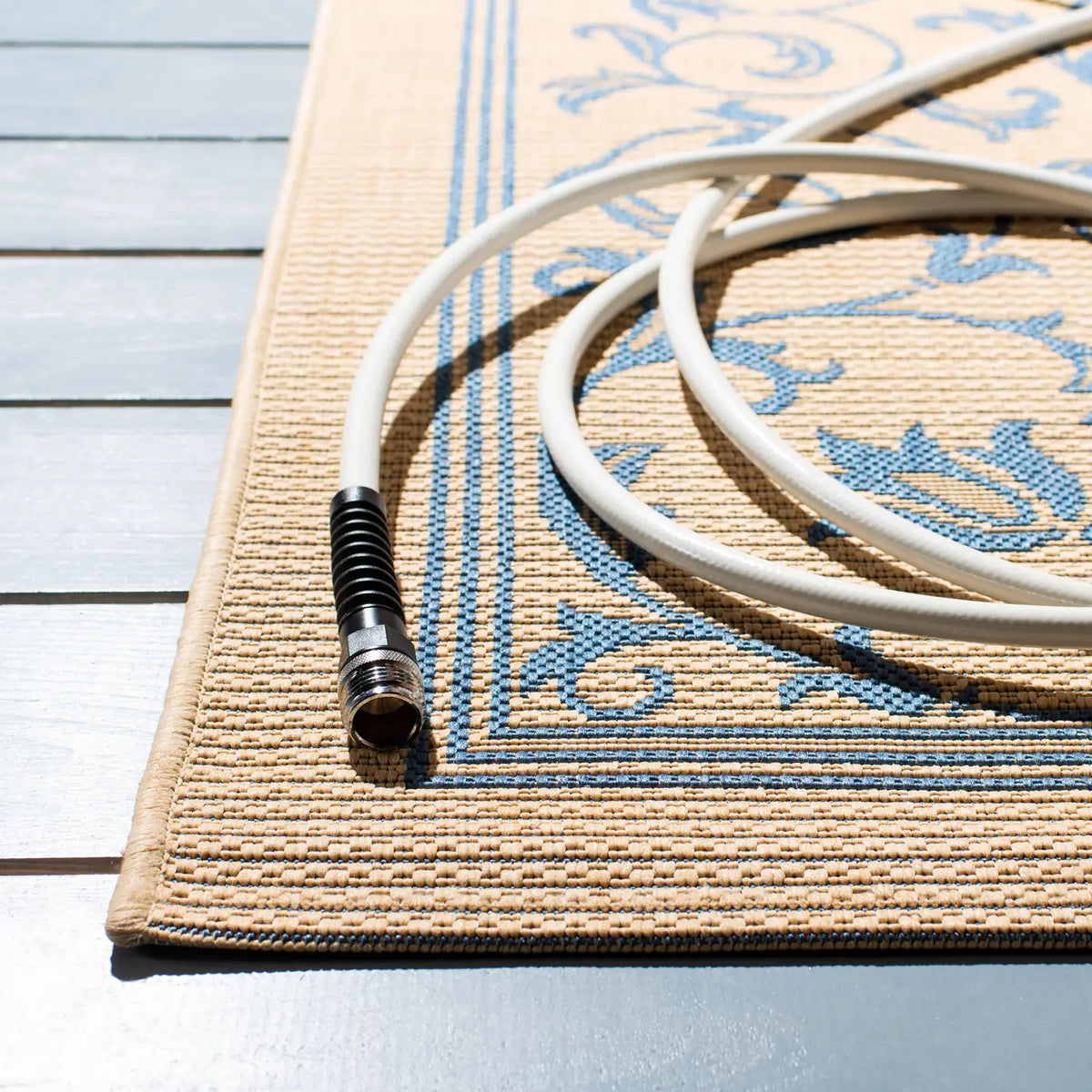 Safavieh Courtyard 4'-0" x 5'-7" Rug in Natural / Blue