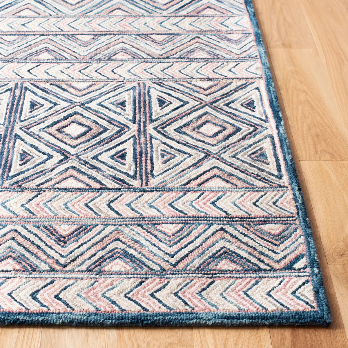 Safavieh Micro-Loop 4'-0" x 6'-0" Rug in Pink / Blue