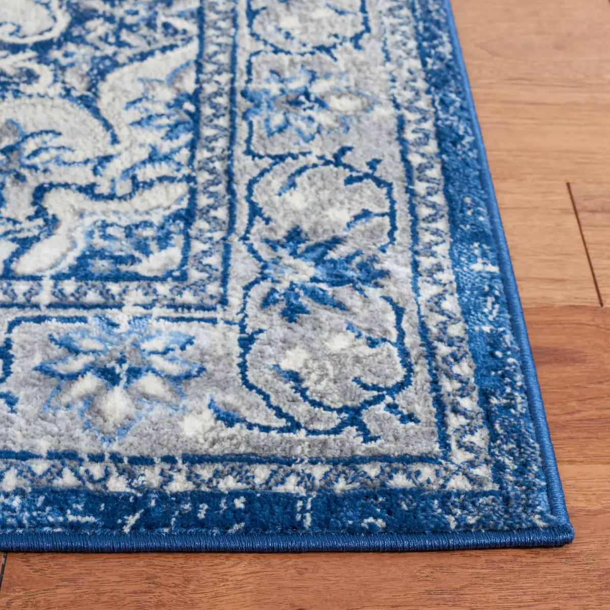 Safavieh Brentwood 4'-0" x 6'-0" Rug in Blue / Ivory