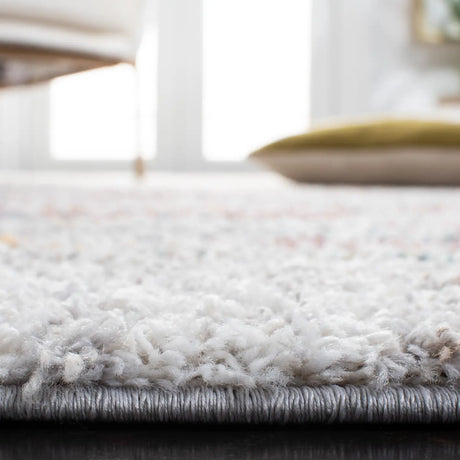 Safavieh Calista 4'-5" x 6'-5" Rug in Grey / Ivory