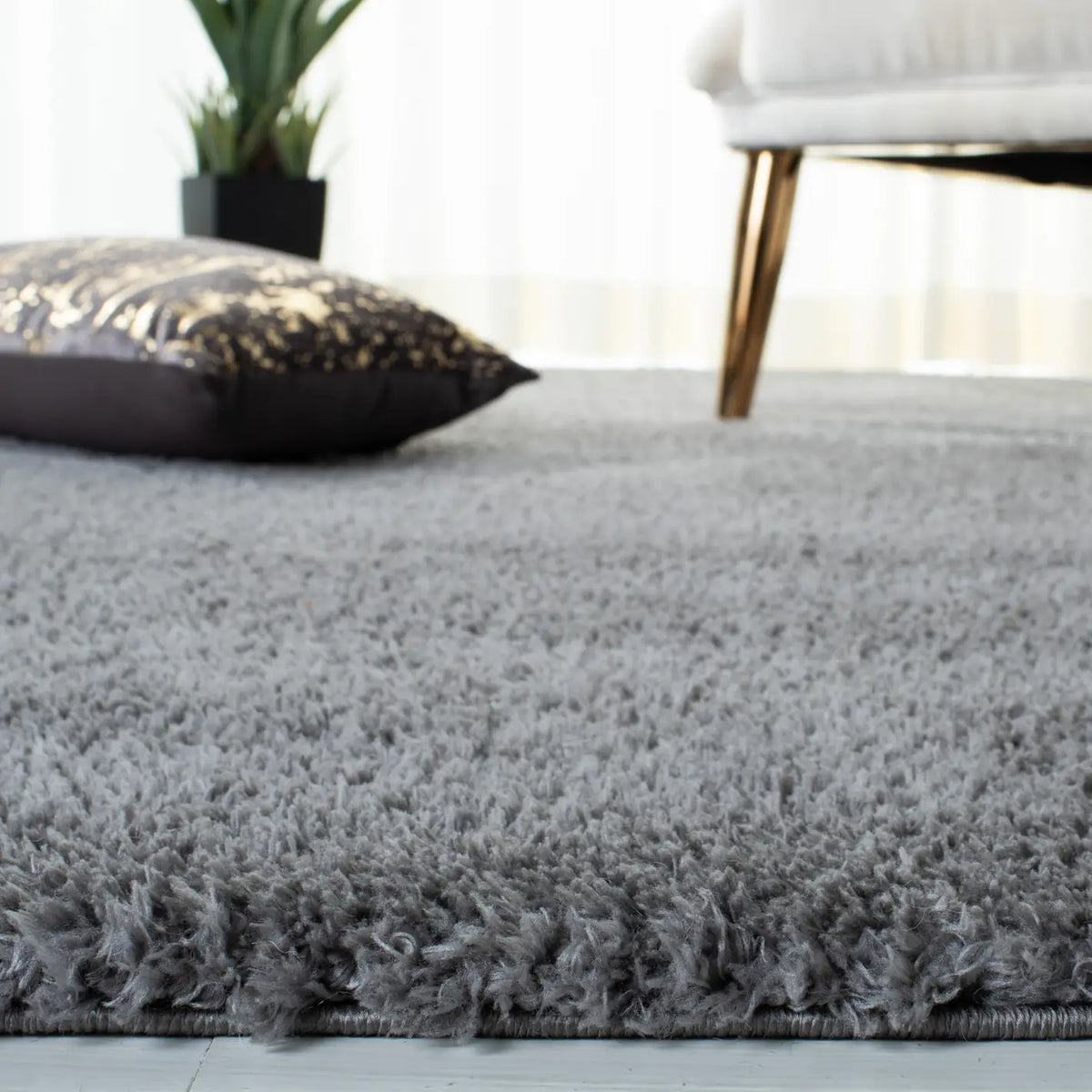 Safavieh Decora Shaggy 4'-0" x 6'-0" Rug in Dark Grey