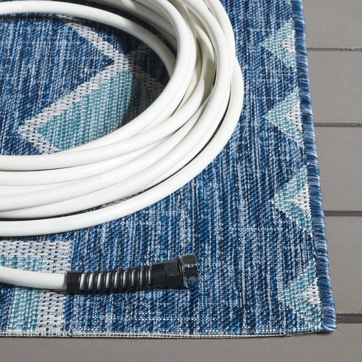 Safavieh Courtyard 4'-0" x 5'-7" Rug in Navy / Aqua