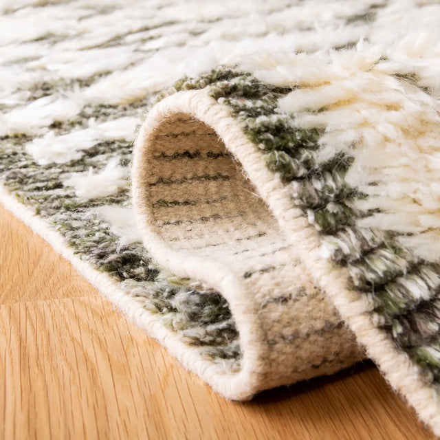 Safavieh Manhattan 4'-0" x 6'-0" Rug in Ivory / Sage