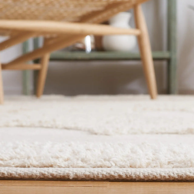 Safavieh Casablanca 4'-0" x 6'-0" Rug in Ivory