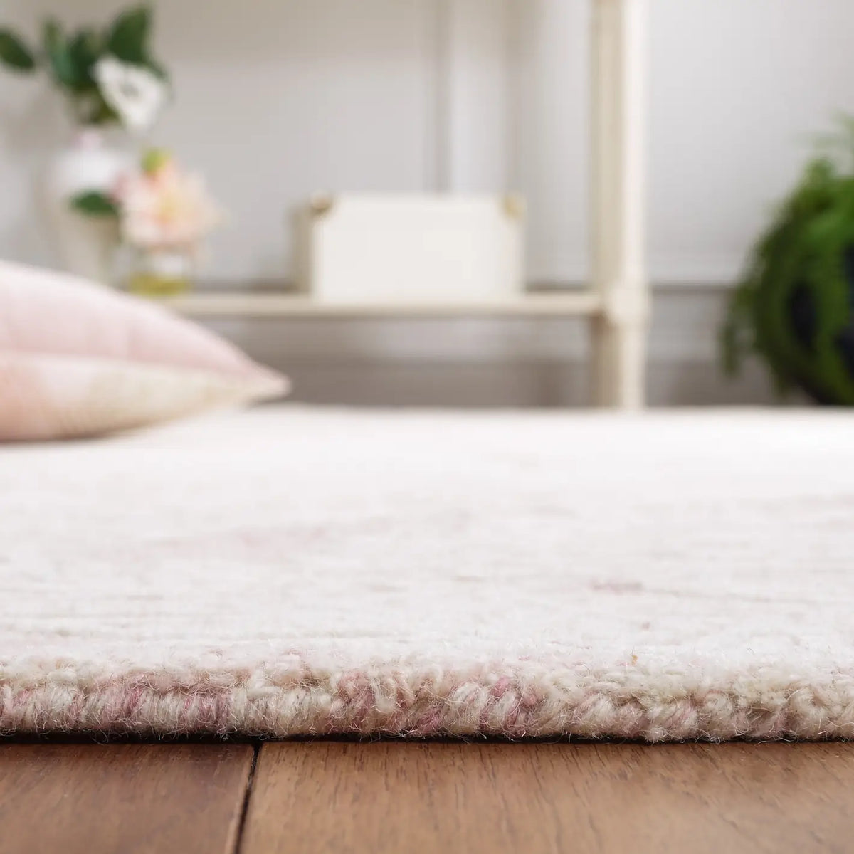 Safavieh Metro 4'-0" x 6'-0" Rug in Pink / Ivory