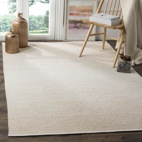 Safavieh Montauk 4'-0" x 6'-0" Rug in Beige / Ivory