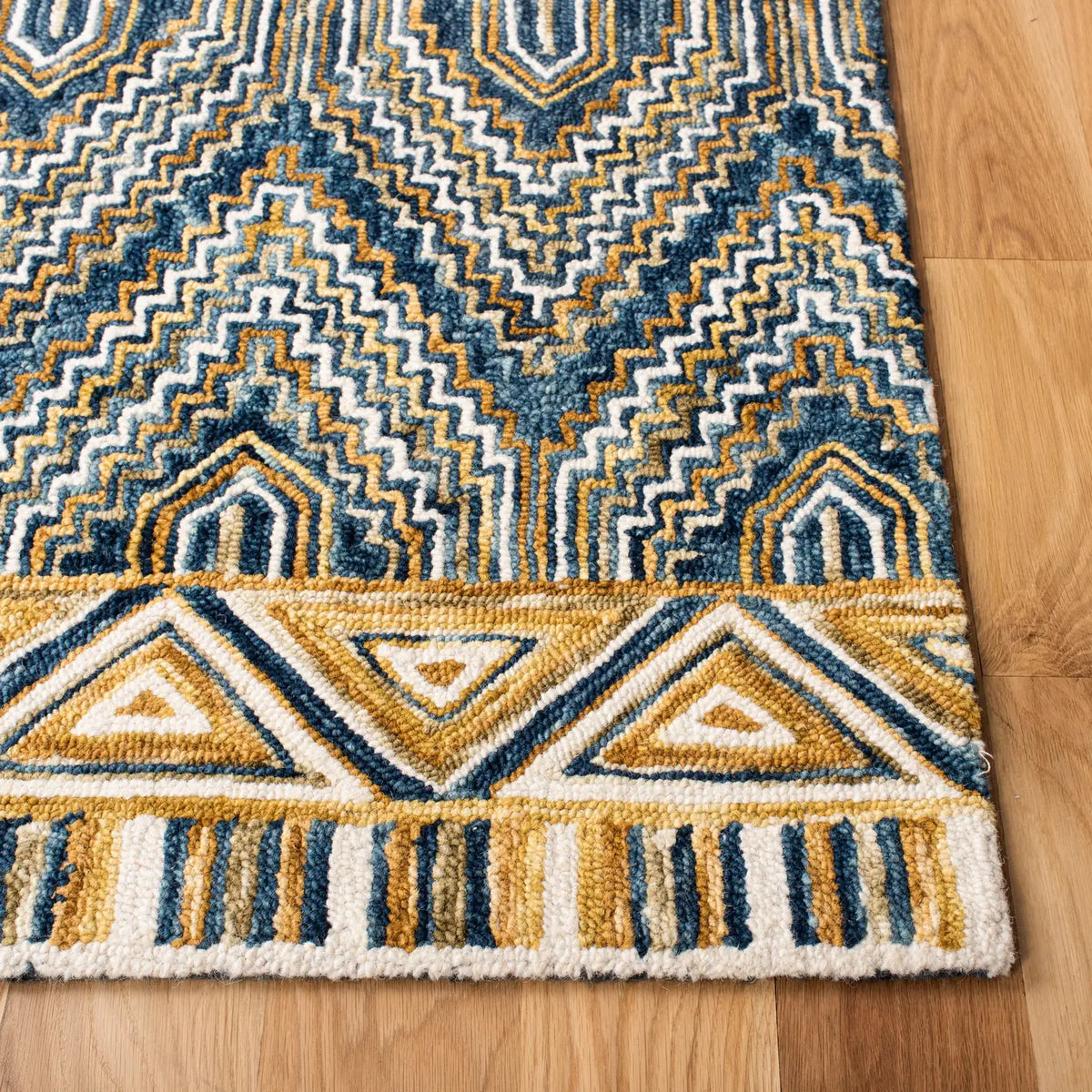 Safavieh Aspen 4'-0" x 6'-0" Rug in Blue / Gold