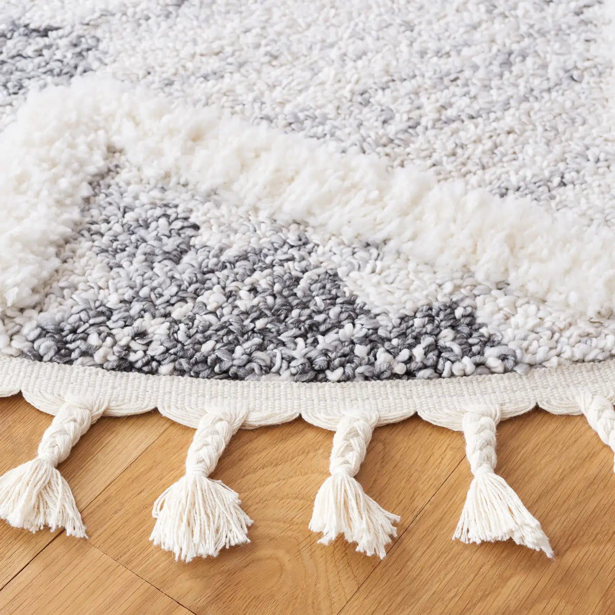 Safavieh Moroccan Tassel Shag 6'-7" x 6'-7" Rug in Beige / Ivory