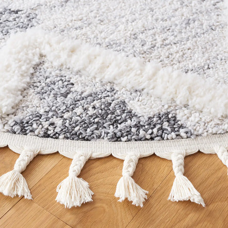Safavieh Moroccan Tassel Shag 6'-7" x 6'-7" Rug in Beige / Ivory