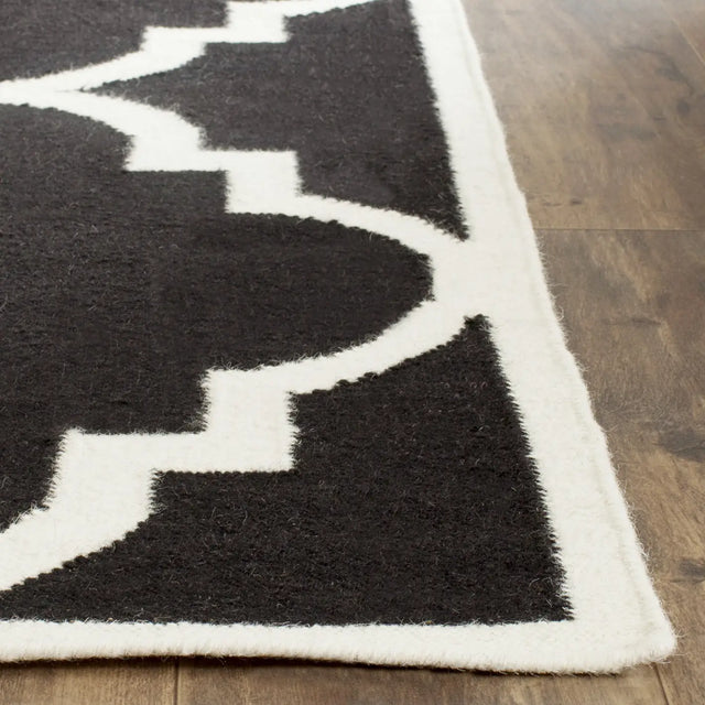 Safavieh Dhurries 4'-0" x 6'-0" Rug in Black / Ivory