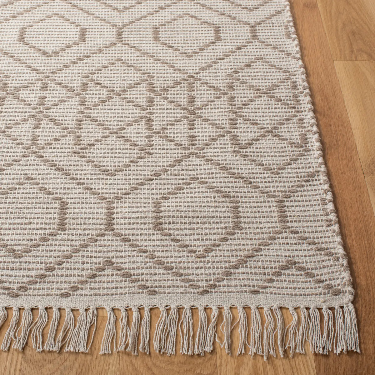 Safavieh Montauk 4'-0" x 6'-0" Rug in Brown / Beige