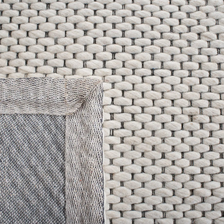 Safavieh Marbella 4'-0" x 6'-0" Rug in Ivory