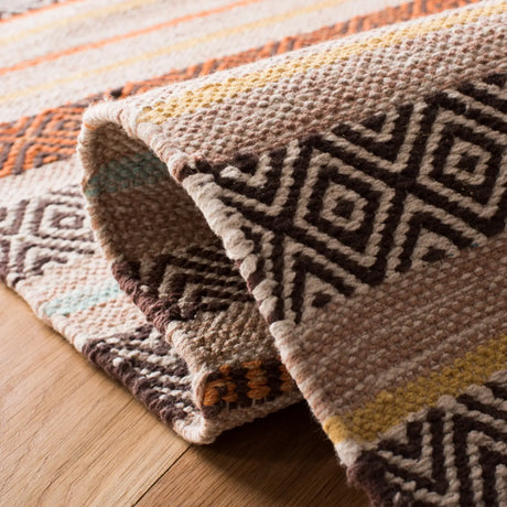 Safavieh Montauk 5'-0" x 8'-0" Rug in Beige / Multi