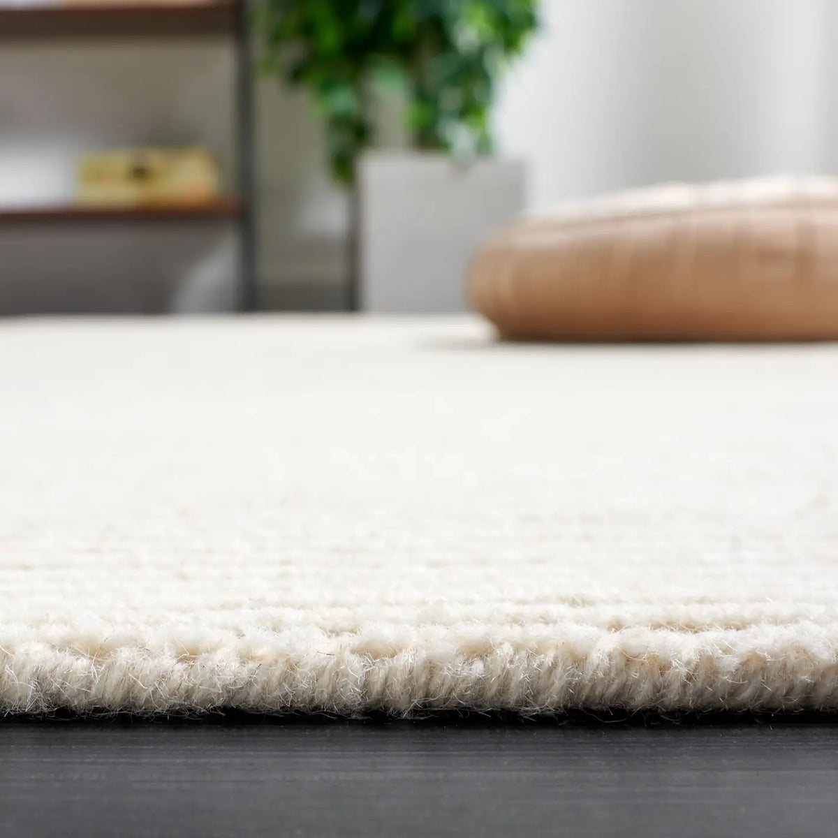 Safavieh Himalaya 4'-0" x 6'-0" Rug in Ivory
