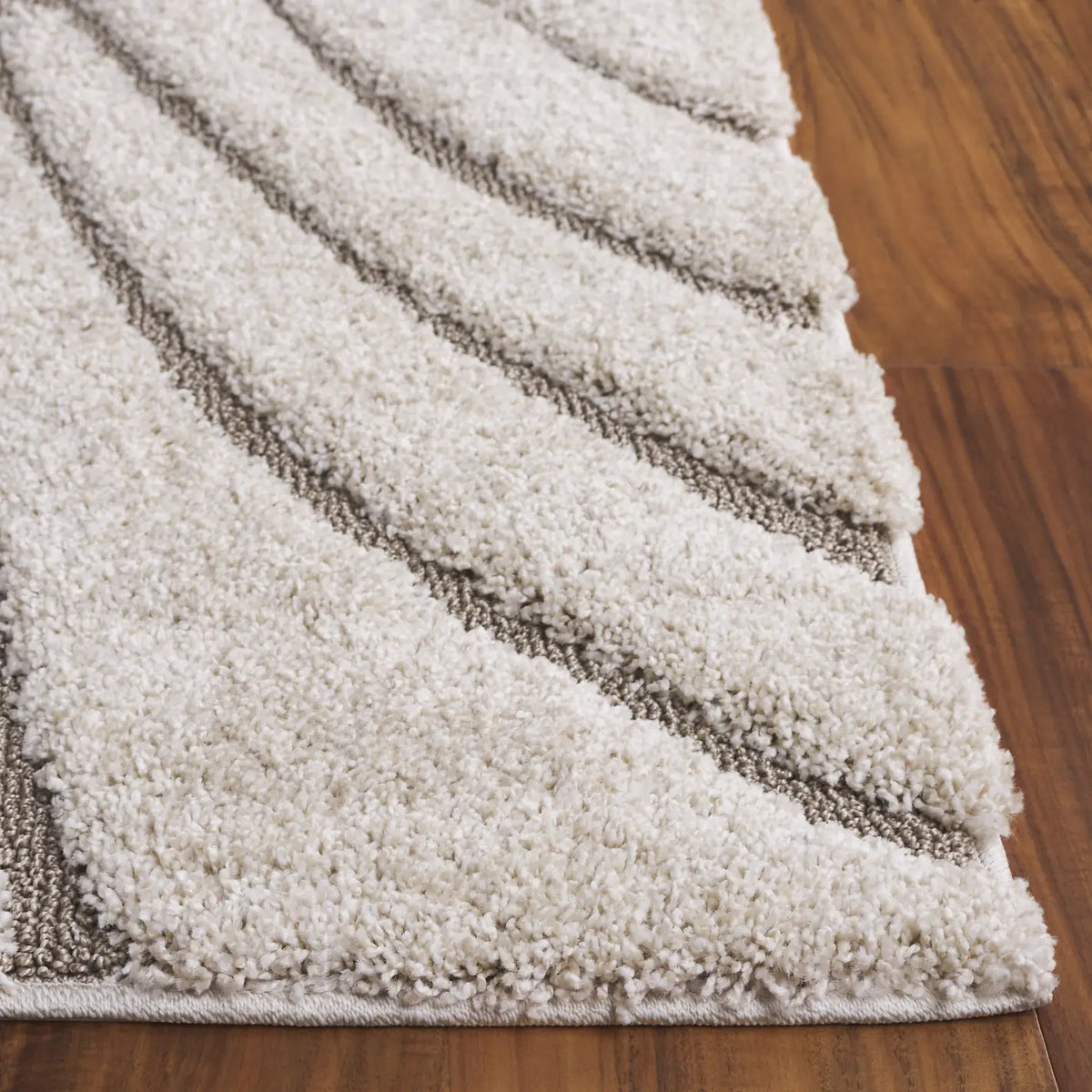 Safavieh Florida Shag 5'-3" x 7'-6" Rug in Cream / Beige