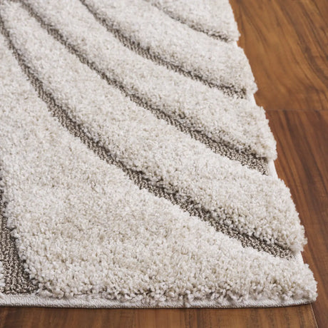 Safavieh Florida Shag 5'-3" x 7'-6" Rug in Cream / Beige