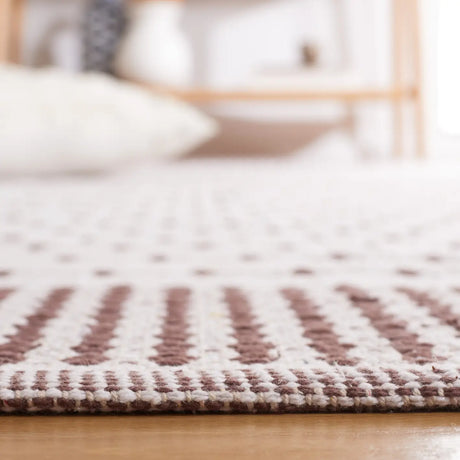 Safavieh Montauk 4'-0" x 6'-0" Rug in Brown / Ivory