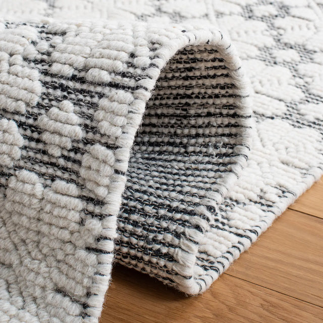 Safavieh Martha Stewart 4'-0" x 6'-0" Rug in Ivory / Black