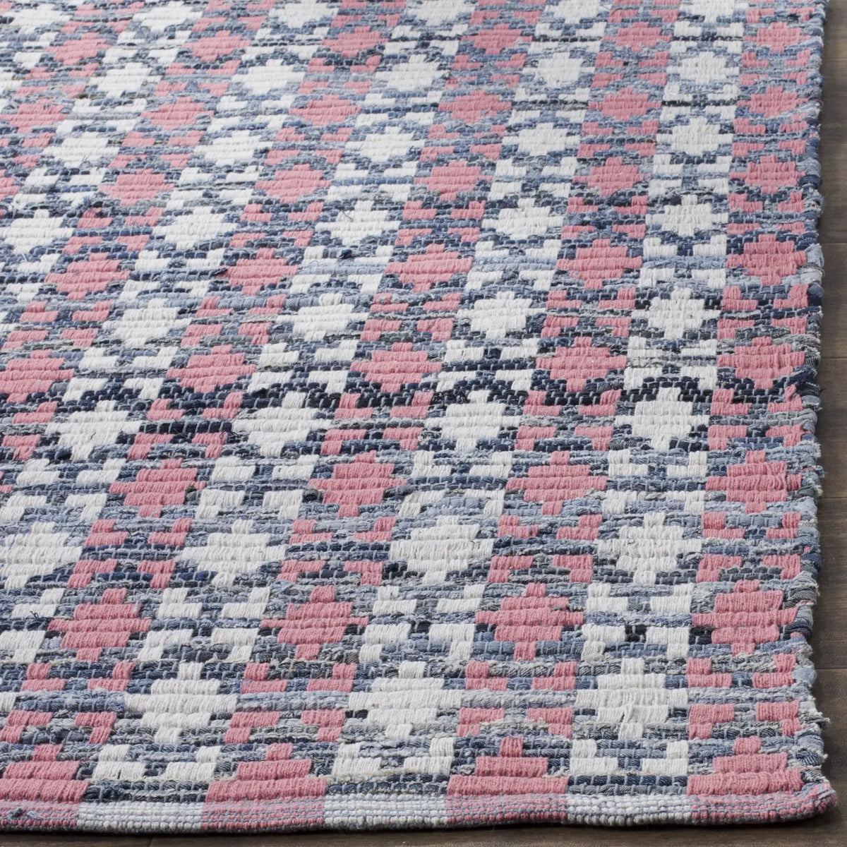 Safavieh Montauk 5'-0" x 8'-0" Rug in Coral / Multi